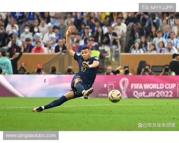 球星穿着碎钉足球鞋驰骋绿茵场展现速度与力量的完美结合 球星穿着碎钉足球鞋驰骋绿茵场展现速度与力量的完美结合