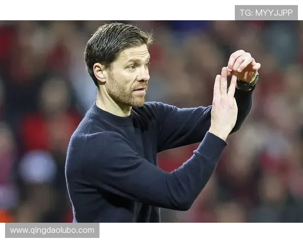 眼罩加持展现足球球星独特魅力与拼搏精神的绿茵传奇故事 眼罩加持展现足球球星独特魅力与拼搏精神的绿茵传奇故事