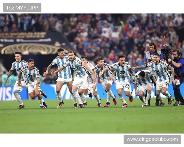 街头路人随机猜测足球球星名字引发的趣味对话与误认瞬间