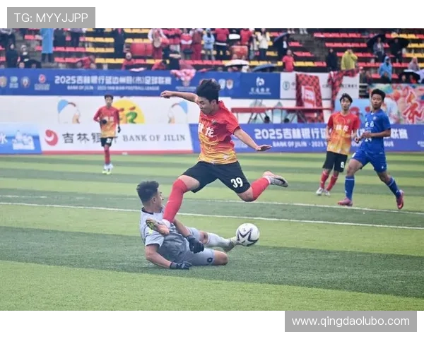 足球巨星童年照:从青涩少年到绿茵场上的传奇风采 足球巨星童年照:从青涩少年到绿茵场上的传奇风采